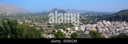 Vista panoramica sul villaggio di Pollensa verso il cappuccio Formentor e la penisola. Maiorca, isole Baleari, Spagna. Foto Stock