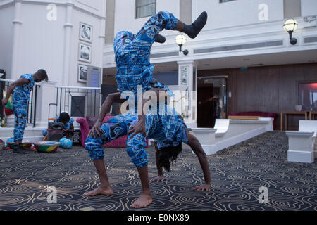 Thistle Hotel, Brighton, City of Brighton & Hove, East Sussex, Regno Unito. Acrobati africani tradizionali nel dimostrare le loro abilità acrobatiche e di contorzione come parte di Brighton Fringe 2014. 17 maggio 2014. David Smith/Alamy Live News Foto Stock