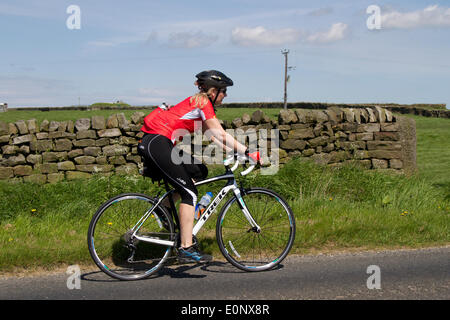 Trek sports racing moto essendo cavalcato in Nidderdale, nello Yorkshire, Regno Unito. 17 Maggio 2014: Otley womens sportive Ciclismo hosting organizzazione il loro primo solo per donne sportive. La Sportiva ha offerto ai partecipanti la possibilità di scegliere tra due itinerari - un mezzo 40 chilometro di tragitto dal Pool per Harrogate poi Wetherby, e indietro e un più lungo 100 chilometri di corsa che si svolgerà a ponte Pateley, Knaresborough e Wetherby. Foto Stock