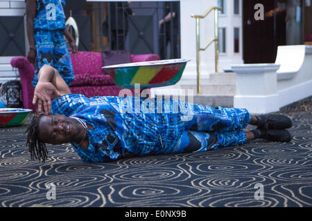 Thistle Hotel, Brighton, City of Brighton & Hove, East Sussex, Regno Unito. Acrobati africani tradizionali nel dimostrare le loro abilità acrobatiche e di contorzione come parte di Brighton Fringe 2014. 17 maggio 2014. David Smith/Alamy Live News Foto Stock