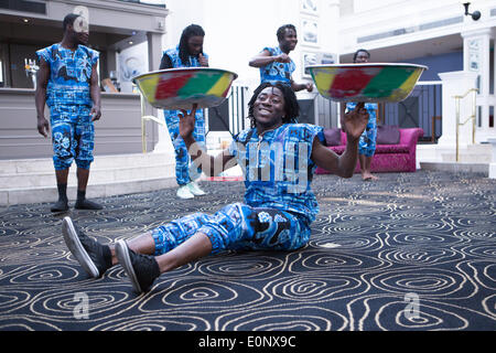 Thistle Hotel, Brighton, City of Brighton & Hove, East Sussex, Regno Unito. Acrobati africani tradizionali nel dimostrare le loro abilità acrobatiche e di contorzione come parte di Brighton Fringe 2014. 17 maggio 2014. David Smith/Alamy Live News Foto Stock