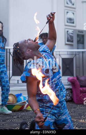 Thistle Hotel, Brighton, City of Brighton & Hove, East Sussex, Regno Unito. Acrobati africani tradizionali nel dimostrare le loro abilità acrobatiche e di contorzione come parte di Brighton Fringe 2014. 17 maggio 2014. David Smith/Alamy Live News Foto Stock