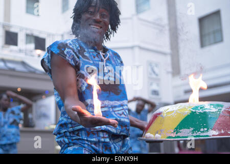 Thistle Hotel, Brighton, City of Brighton & Hove, East Sussex, Regno Unito. Acrobati africani tradizionali nel dimostrare le loro abilità acrobatiche e di contorzione come parte di Brighton Fringe 2014. 17 maggio 2014. David Smith/Alamy Live News Foto Stock