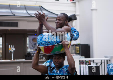 Thistle Hotel, Brighton, City of Brighton & Hove, East Sussex, Regno Unito. Acrobati africani tradizionali nel dimostrare le loro abilità acrobatiche e di contorzione come parte di Brighton Fringe 2014. 17 maggio 2014. David Smith/Alamy Live News Foto Stock