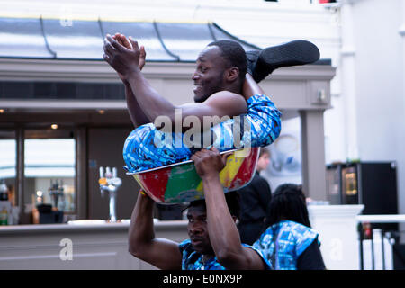 Thistle Hotel, Brighton, City of Brighton & Hove, East Sussex, Regno Unito. Acrobati africani tradizionali nel dimostrare le loro abilità acrobatiche e di contorzione come parte di Brighton Fringe 2014. 17 maggio 2014. David Smith/Alamy Live News Foto Stock