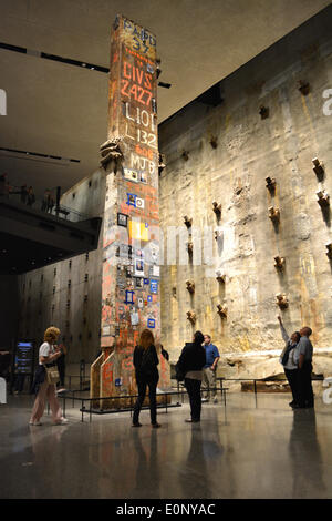 New York, NY, STATI UNITI D'AMERICA. 16 Maggio, 2014. Gente radunarsi intorno all'ultima colonna al 9/11 Museum a Ground Zero a Manhattan. Credito: Christopher Penler/Alamy Live News Foto Stock