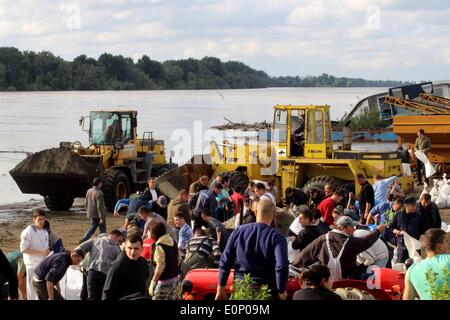 A Belgrado, in Serbia. Il 17 maggio 2014. Le persone a costruire argini mediante il riempimento di sacchi con sabbia e inserirli in una parete per la protezione contro le inondazioni di Umka di Belgrado, Serbia, il 17 maggio 2014. In breve pausa di pioggia, Serbia impegnata la capacità massima per fissare degli argini del fiume Sava e il salvataggio di persone in flood-spazzato città di Obrenovac. © Nemanja Cabric/Xinhua/Alamy Live News Foto Stock