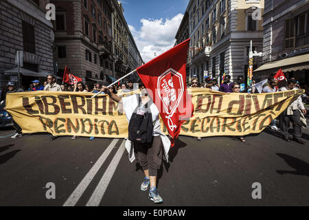 Roma, Italia. Il 17 maggio 2014. Roma, Italia '"", 17 Maggio 2014: manifestanti marzo durante una manifestazione nazionale contro la privatizzazione dei comuni e la politica di austerità per affrontare la crisi economica in Italia a Roma, Sabato 17 Maggio, 2014. Migliaia di manifestanti hanno preso parte ad una manifestazione nazionale a Roma contro la privatizzazione di commons, contro i piani del governo per la riforma del mercato del lavoro e per chiedere che i diritti sociali e della democrazia in Italia e in Europa. Credito: Giuseppe Ciccia/NurPhoto/ZUMAPRESS.com/Alamy Live News Foto Stock