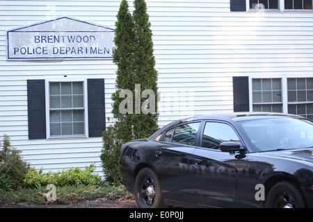 Brentwood, New Hampshire, Stati Uniti d'America. Il 17 maggio 2014. Il Brentwood, New Hampshire dipartimento di polizia. Funzionario di polizia Steve Arkell è stata presumibilmente sparato e ucciso da Michael Nolan dopo la risposta a un disturbo interno. La casa è esplosa rapidamente dopo la ripresa. © Nicolaus Czarnecki/ZUMAPRESS.com/Alamy Live News Foto Stock