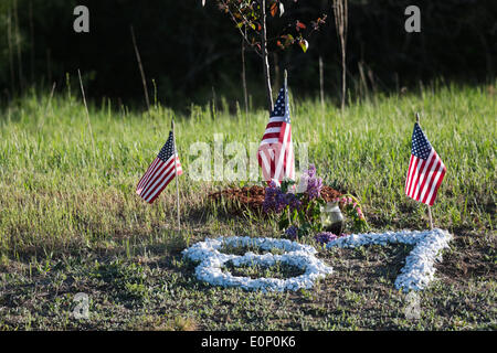 Brentwood, New Hampshire, Stati Uniti d'America. Il 17 maggio 2014. Un memoriale per i caduti funzionario di polizia Steve Arkell vicino Mill Pond Road in Brentwood, New Hampshire. Officer Arkell è stata presumibilmente sparato e ucciso da Michael Nolan dopo la risposta a un disturbo interno. La casa è esplosa rapidamente dopo la ripresa. © Nicolaus Czarnecki/ZUMAPRESS.com/Alamy Live News Foto Stock