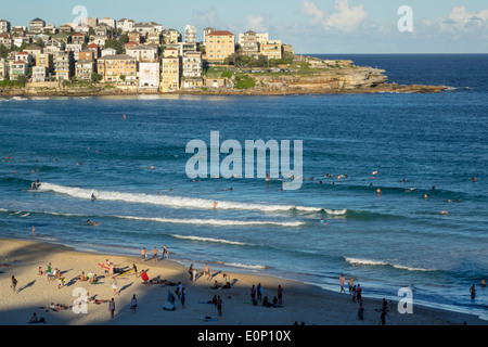 Sydney Australia, Bondi Beach, Oceano Pacifico, surf, onde, sabbia, pubblico, North Bondi Rocks, surfisti, AU140310196 Foto Stock