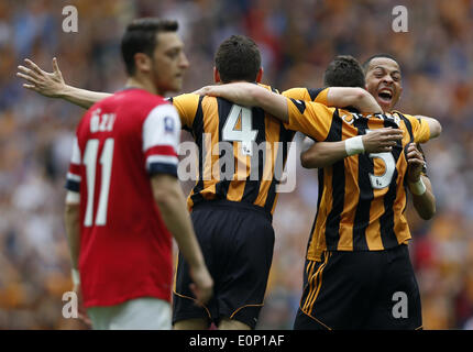 Londra, Gran Bretagna. Il 17 maggio 2014. James Chester (2nd, R) di Hull City celebra il punteggio con i tuoi compagni di squadra durante la finale di FA Cup tra Arsenal e Hull City allo Stadio di Wembley a Londra, Gran Bretagna, il 17 maggio 2014. Arsenal terminata attendere nove anni per un trofeo battendo Hull City con 3-2. Credito: Wang Lili/Xinhua/Alamy Live News Foto Stock