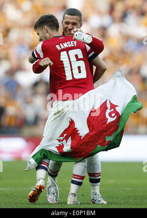 Londra, Gran Bretagna. Il 17 maggio 2014. Arsenale di Lukas Podolski (R) festeggia con Aaron Ramsey dopo la finale di FA Cup tra Arsenal e Hull City allo Stadio di Wembley a Londra, Gran Bretagna, il 17 maggio 2014. Arsenal terminata attendere nove anni per un trofeo battendo Hull City con 3-2. Credito: Wang Lili/Xinhua/Alamy Live News Foto Stock