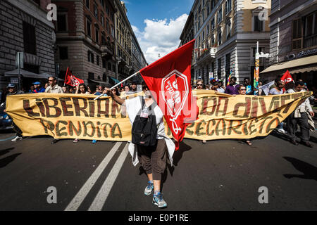 Roma, Italia. Il 17 maggio 2014. Manifestanti marzo durante una manifestazione nazionale contro la privatizzazione dei comuni e la politica di austerità per affrontare la crisi economica in Italia a Roma, Sabato 17 Maggio, 2014. Migliaia di manifestanti hanno preso parte ad una manifestazione nazionale a Roma contro la privatizzazione di commons, contro i piani del governo per la riforma del mercato del lavoro e per chiedere che i diritti sociali e della democrazia in Italia e in Europa. Credito: Giuseppe Ciccia/Pacific Press/Alamy Live News Foto Stock