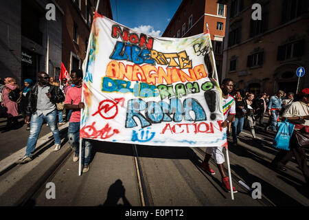 Roma, Italia. Il 17 maggio 2014. Manifestanti marzo durante una manifestazione nazionale contro la privatizzazione dei comuni e la politica di austerità per affrontare la crisi economica in Italia a Roma, Sabato 17 Maggio, 2014. Migliaia di manifestanti hanno preso parte ad una manifestazione nazionale a Roma contro la privatizzazione di commons, contro i piani del governo per la riforma del mercato del lavoro e per chiedere che i diritti sociali e della democrazia in Italia e in Europa. Credito: Giuseppe Ciccia/Pacific Press/Alamy Live News Foto Stock