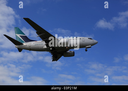 Boeing 737-600 C-GPWS Westjet sull approccio finale all Aeroporto Internazionale di Ottawa YOW Canada, 17 maggio 2014 Foto Stock