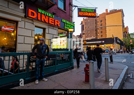 New York, NY - 17 Maggio 2014 l'entrata della metropolitana al di fuori del Waverly Diner nel Greenwich Village ©Stacy Rosenstock Walsh/Alamy Foto Stock