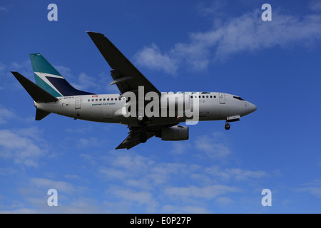 Boeing 737-600 C-GPWS Westjet sull approccio finale all Aeroporto Internazionale di Ottawa YOW Canada, 17 maggio 2014 Foto Stock