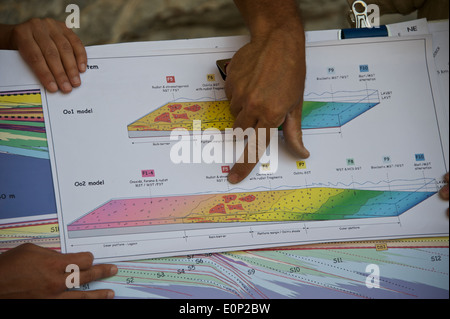 Corso di geologia in oman mountain Foto Stock