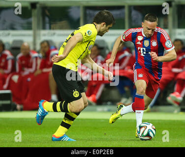 Berlino, Germania. Il 17 maggio 2014. Frank Ribéry (R) del Bayern Monaco di Baviera compete durante la Coppa di Germania (DFB Pokal) finale di partita di calcio tra Bayern Monaco e Borussia Dortmund a Berlino, Germania, il 17 maggio 2014. Il Bayern Monaco ha vinto la partita 2-0 e rivendicato il titolo. Credito: Zhang ventola/Xinhua/Alamy Live News Foto Stock