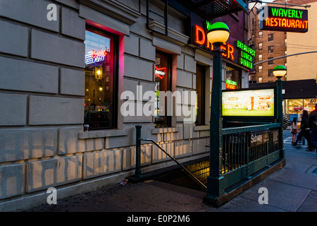 New York, NY - 17 Maggio 2014 l'entrata della metropolitana al di fuori del Waverly Diner nel Greenwich Village ©Stacy Rosenstock Walsh/Alamy Foto Stock