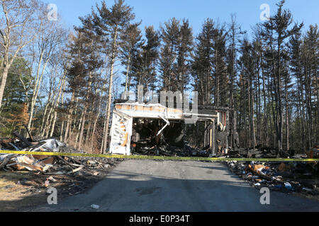 Brentwood, New Hampshire, Stati Uniti d'America. Il 17 maggio 2014. Quel poco che resta di 46 Mill Pond Road in Brentwood, New Hampshire dove funzionario di polizia Steve Arkell è stata presumibilmente sparato e ucciso da Michael Nolan dopo la risposta a un disturbo interno. La casa è esplosa rapidamente dopo la ripresa. © Nicolaus Czarnecki/ZUMAPRESS.com/Alamy Live News Foto Stock