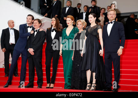 Cannes, Francia. Il 17 maggio 2014. Gaspard Ulliel, Bertrand Bonello, Cultura francese il ministro Aurelie Filippetti, Lea Seydoux, guest Amira Casar, Jeremie Renier frequentando il 'Saint Laurent' premiere al 67th festival di pellicola di Cannes il 17 maggio 2014 Credit: dpa picture alliance/Alamy Live News Foto Stock