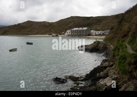 Barche a remi ormeggiate presso Porthdinllaen Bay, Gwynedd, il Galles del Nord Foto Stock