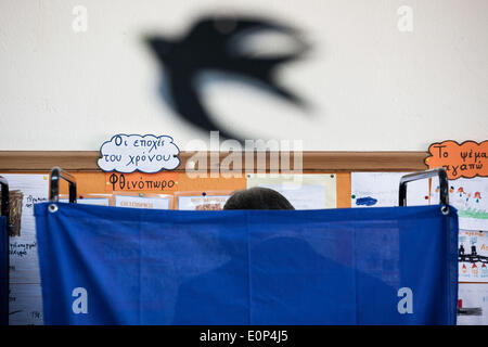 Salonicco, Grecia. 18 Maggio, 2014. Ministro degli Affari esteri greco Evangelos Venizelos voti per le elezioni locali in Salonicco, Grecia il 18 maggio 2014. Credito: Konstantinos Tsakalidis/Alamy Live News Foto Stock