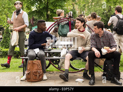 Londra, Regno Unito. Il 17 maggio 2014. I ciclisti del Tweed run di riposo in Russel Square, Londra, Regno Unito, Sabato 17 Maggio, 2014. Il London Tweed Run è una decina di chilometri in bicicletta la carità organizzata in aiuto della Londra Ciclismo campagna dove piloti togged fino a nove negli anni venti e trenta ciclismo pedale di marcia intorno iconico luoghi di Londra. Credito: Cecilia Colussi/Alamy Live News Foto Stock