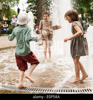 Londra, Regno Unito. Il 17 maggio 2014. I bambini a giocare dopo il Tweed Run in Russel Square, Londra, Regno Unito, Sabato 17 Maggio, 2014. Il London Tweed Run è una decina di chilometri in bicicletta la carità organizzata in aiuto della Londra Ciclismo campagna dove piloti togged fino a nove negli anni venti e trenta ciclismo pedale di marcia intorno iconico luoghi di Londra. Credito: Cecilia Colussi/Alamy Live News Foto Stock