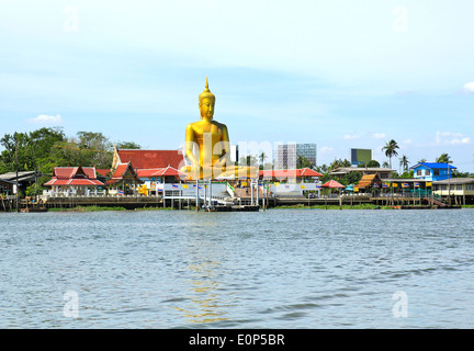 Il punto di vista del Grande Buddha d'oro di lato il fiume Chao Phraya a Koh Kret ,Nonthaburi ,Thailandia . Foto Stock