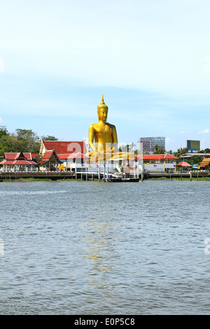 Il punto di vista del Grande Buddha d'oro di lato il fiume Chao Phraya a Koh Kret ,Nonthaburi ,Thailandia . Foto Stock