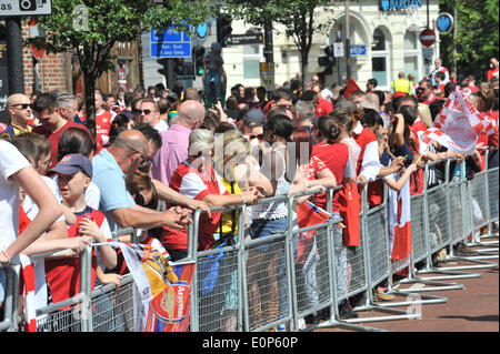 Angolo di Highbury, Londra, Regno Unito. Il 18 maggio 2014. Arsenal tifosi lungo le strade di attesa per la parata della vittoria per iniziare. Credito: Matteo Chattle/Alamy Live News Foto Stock