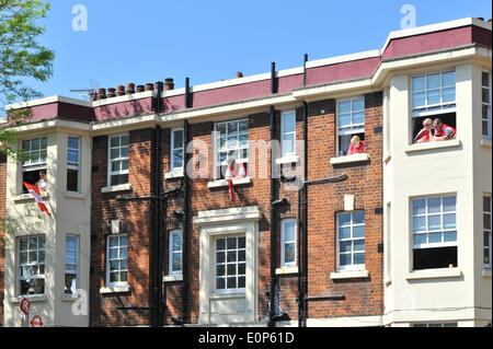 Angolo di Highbury, Londra, Regno Unito. Il 18 maggio 2014. I tifosi dell'Arsenal nel loro windows in attesa per la parata della vittoria per iniziare. Credito: Matteo Chattle/Alamy Live News Foto Stock