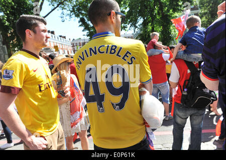 Angolo di Highbury, Londra, Regno Unito. Il 18 maggio 2014. Arsenal tifosi lungo le strade di attesa per la parata della vittoria per iniziare. Credito: Matteo Chattle/Alamy Live News Foto Stock