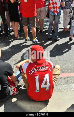 Angolo di Highbury, Londra, Regno Unito. Il 18 maggio 2014. Arsenal tifosi lungo le strade di attesa per la parata della vittoria per iniziare. Credito: Matteo Chattle/Alamy Live News Foto Stock