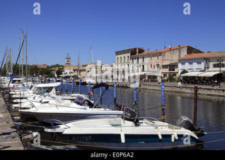 Marseillan, Languedoc Roussillon, Francia XVII Maggio 2014. La vista del porto e i ristoranti di Marseillan sul bordo del bacino di Thau su una bella giornata di primavera. Foto Stock