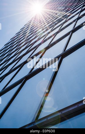 Acciaio e vetro - facciata con mirroring del moderno grattacielo con abbagliamento riflesso Foto Stock