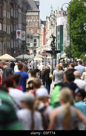 Gdansk, Polonia 18 maggio 2014 Gdansk i cittadini e i turisti godono di caldo e soleggiato a piedi a Danzica principali strade della città. Credito: Michal Fludra/Alamy Live News Foto Stock