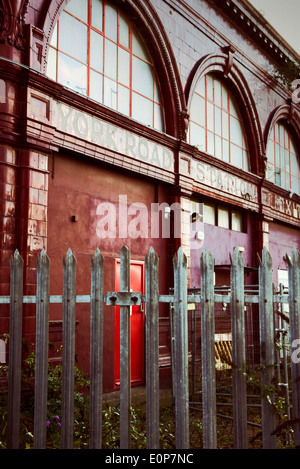 Un immagine vintage dei derelitti York Road dalla stazione metropolitana di Kings Cross, London, Regno Unito. Foto Stock