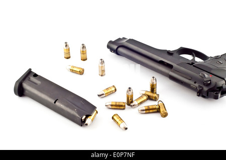 Proiettile della pistola e la rivista isolato. Foto Stock