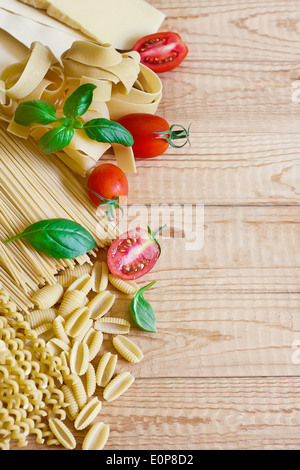 Mix di pasta di pomodoro, basilico e parmigiano. Copia di sfondo spazio. Foto Stock