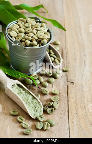 Il caffè verde - i fagioli e la massa. Messa a fuoco selettiva. Copia di sfondo spazio. Foto Stock