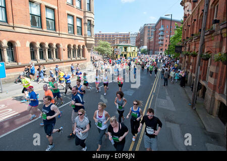 MANCHESTER, REGNO UNITO. Il 18 maggio 2014. Migliaia di concorrenti prendere parte nel 2014 Bupa Great Manchester Run, che è sia un elite e massiccia partecipazione evento. Ora è il dodicesimo anno, è più grande di tutta Europa 10k in esecuzione evento. Credito: Russell Hart/Alamy Live News. Foto Stock