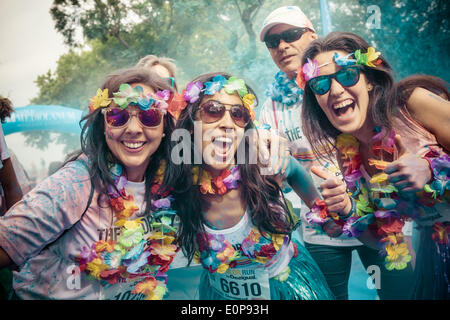 Barcellona, Spagna. 18 maggio 2014: i partecipanti del colore gestito da Desigual posano per una foto mentre è in esecuzione a 5 km in Barcellona Credito: matthi/Alamy Live News Foto Stock