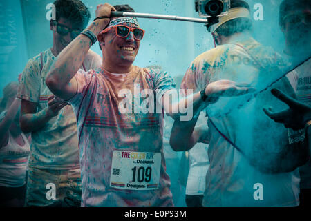 Barcellona, Spagna. 18 maggio 2014: un runner film la sua esperienza durante la prima esecuzione di colore in Spagna Credito: matthi/Alamy Live News Foto Stock