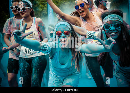 Barcellona, Spagna. 18 maggio 2014: i partecipanti del colore gestito da Desigual posano per una foto mentre è in esecuzione a 5 km in Barcellona Credito: matthi/Alamy Live News Foto Stock