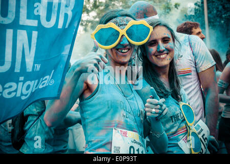 Barcellona, Spagna. 18 maggio 2014: i partecipanti del colore gestito da Desigual posano per una foto mentre è in esecuzione a 5 km in Barcellona Credito: matthi/Alamy Live News Foto Stock
