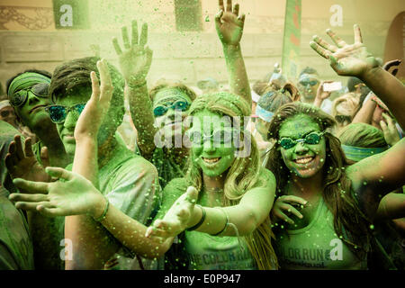 Barcellona, Spagna. 18 maggio 2014: I corridori arrivare irrorato con colore verde amido di mais durante il colore gestito da Desigual in Barcellona Credito: matthi/Alamy Live News Foto Stock